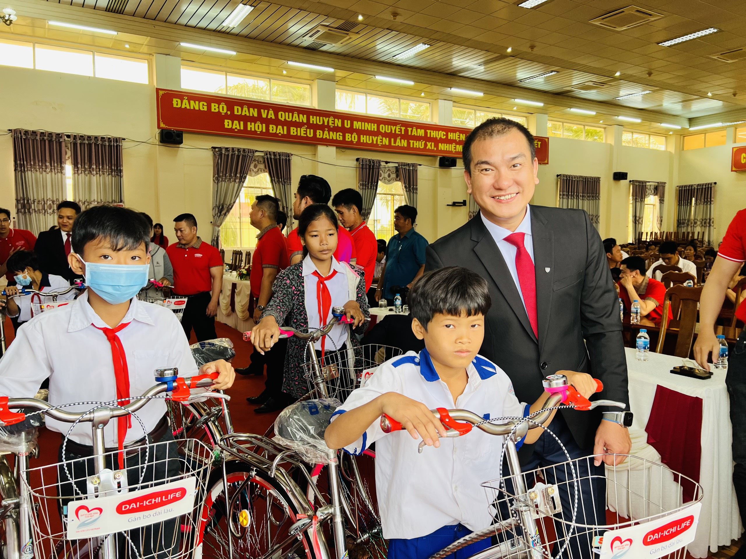 Dai-ichi Life Việt Nam tiếp tục tặng quà xe đạp cho học sinh có hoàn cảnh khó khăn tại các tỉnh thành Miền Nam...