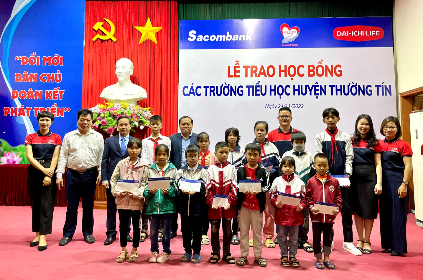 Dai-ichi Life Việt Nam và Sacombank trao tặng 250 suất học bổng cho học sinh hiếu học tại các tỉnh, thành...