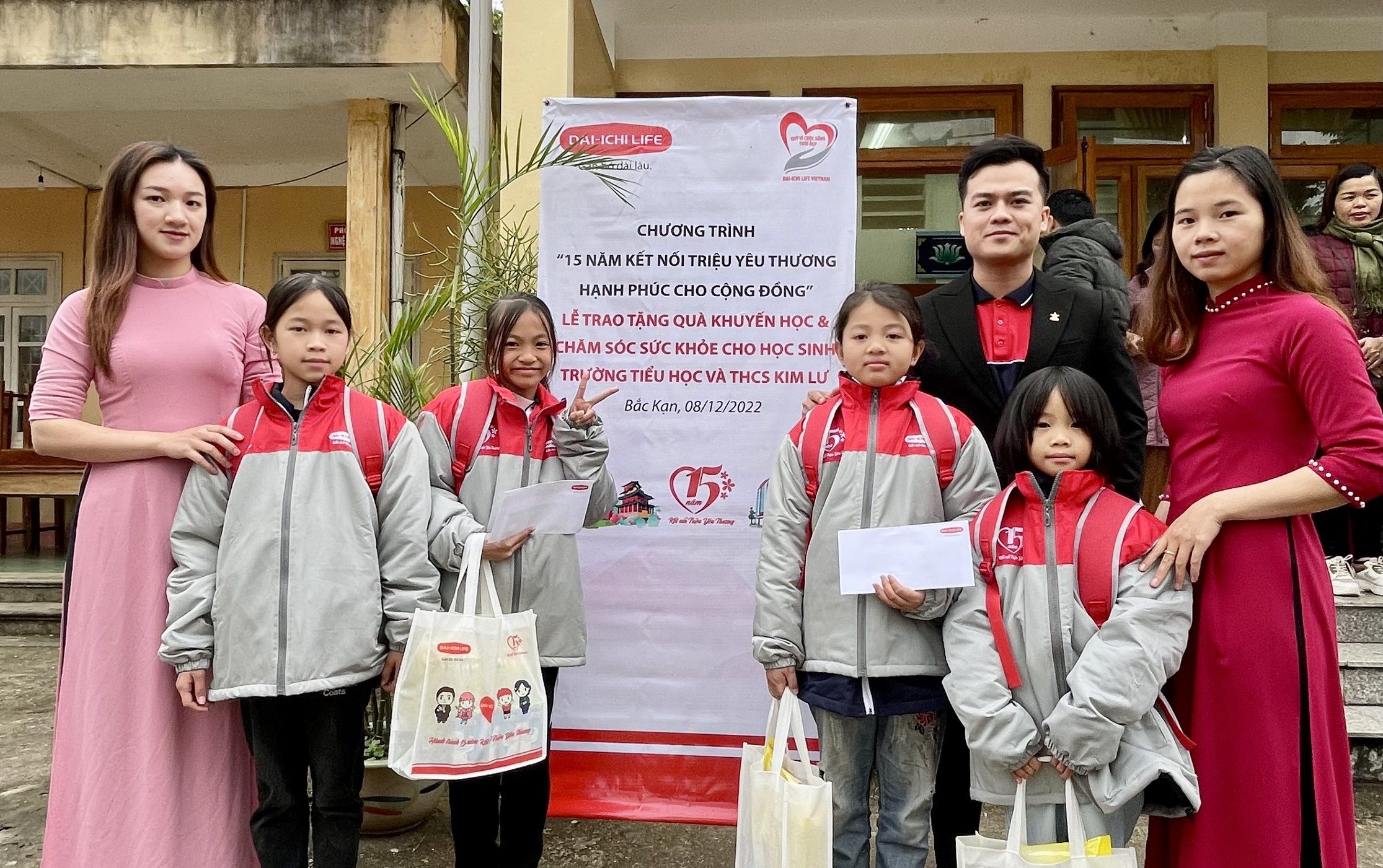 Dai-ichi Life Việt Nam tặng áo ấm và quà khuyến học cho trẻ em vùng cao...