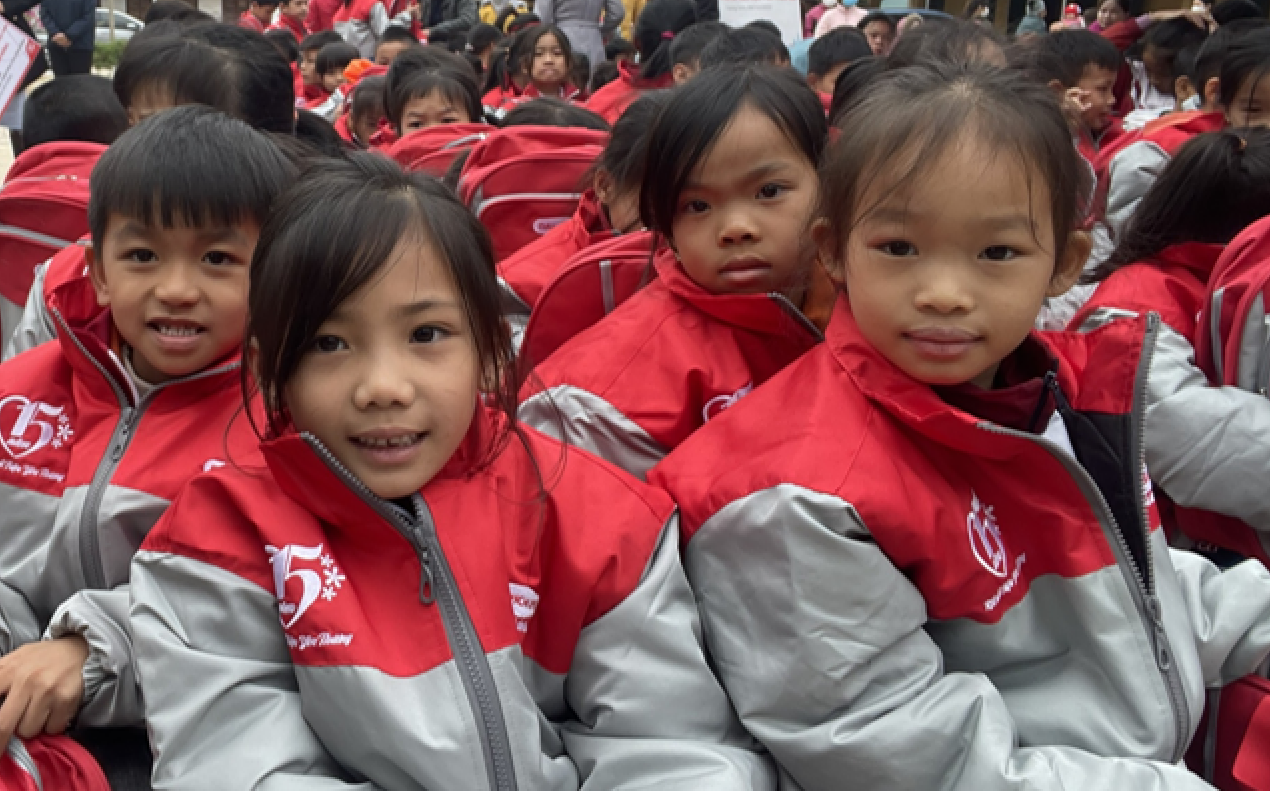 Dai-ichi Life Việt Nam tặng áo ấm và quà khuyến học cho trẻ em vùng cao tỉnh Lạng Sơn