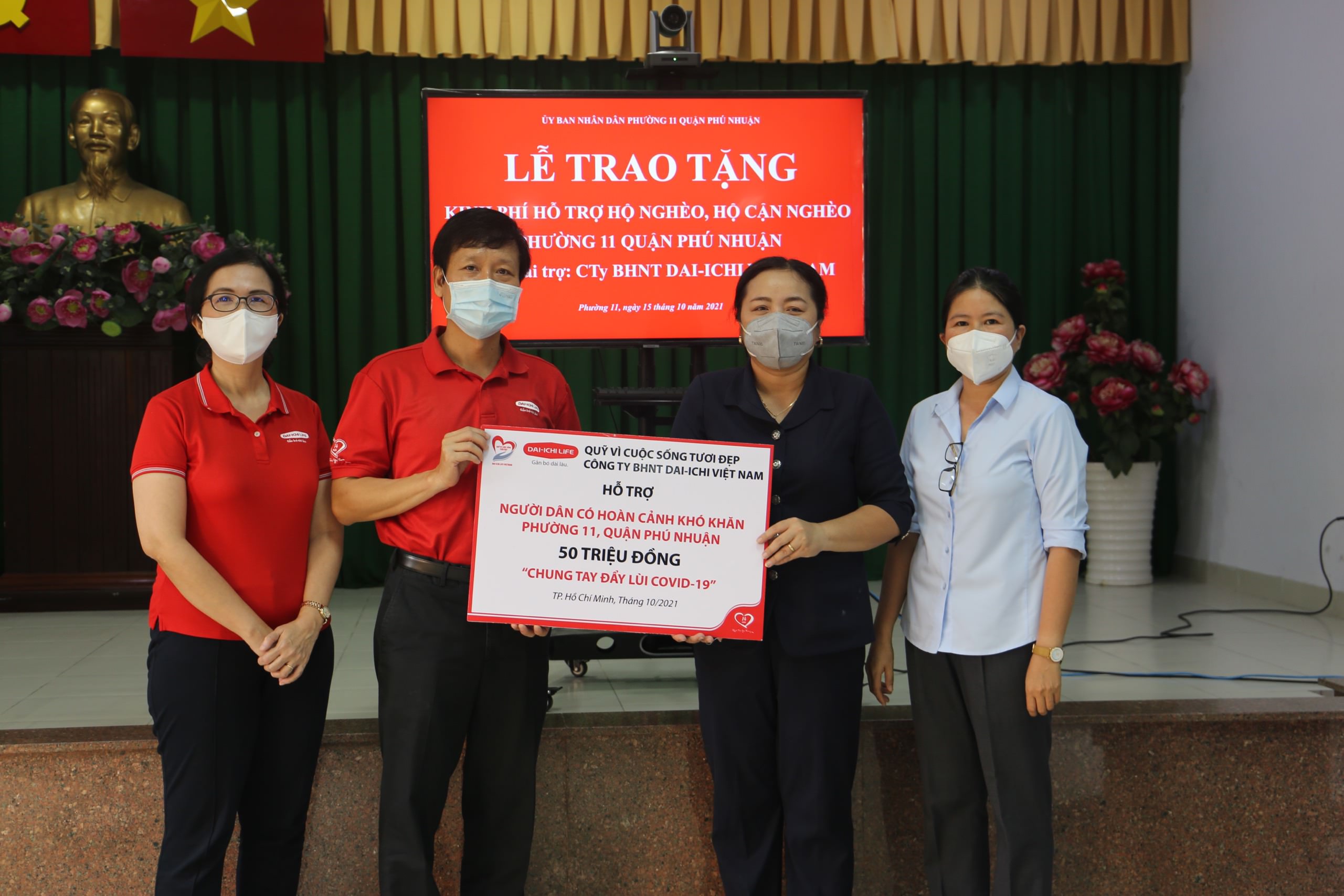 Dai-ichi Life Việt Nam hỗ trợ 50 triệu đồng cho người dân có hoàn cảnh khó khăn do đại dịch Covid-19 tại Phường 11, Quận Phú Nhuận...
