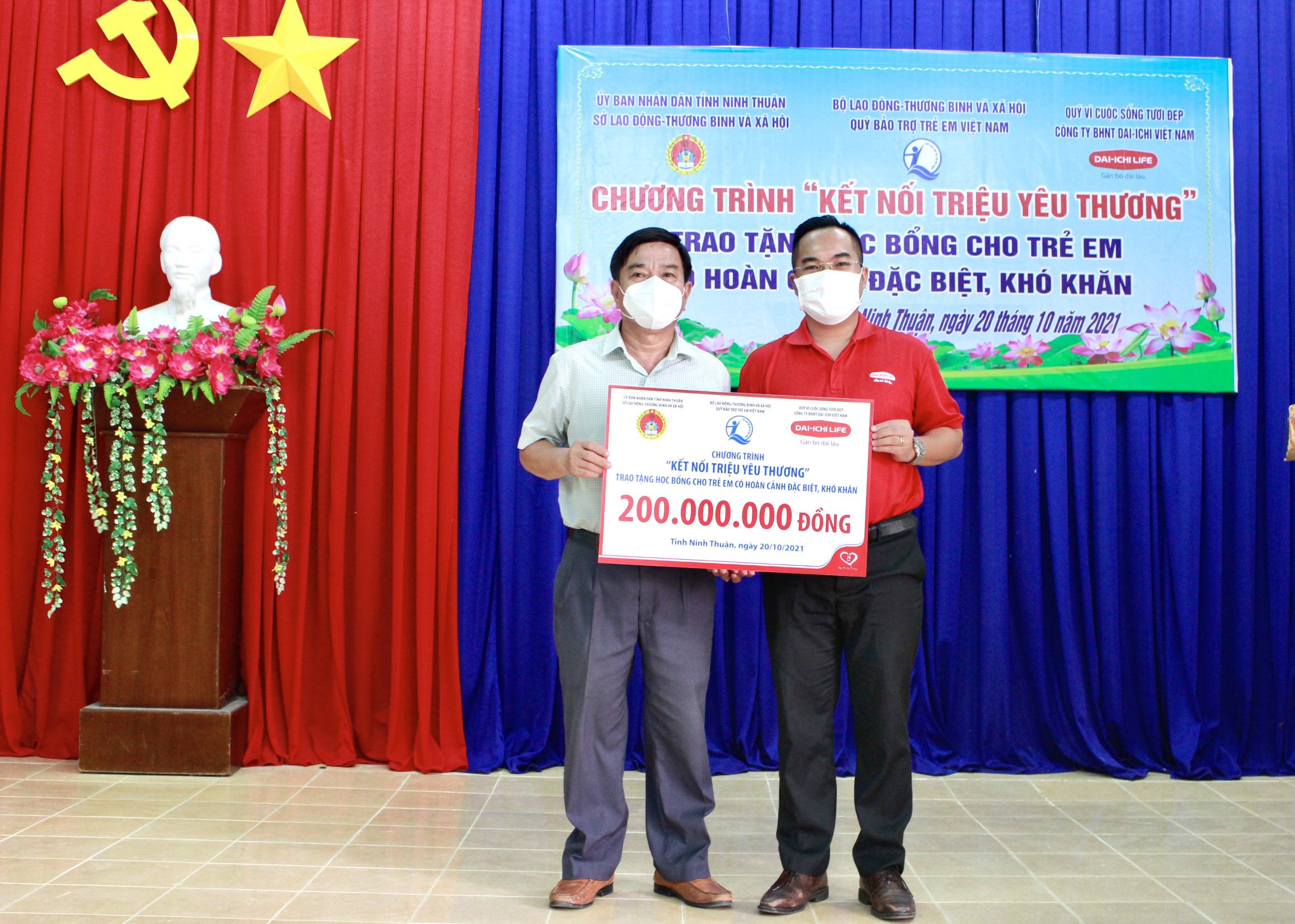Dai-ichi Life Việt Nam trao tặng học bổng cho 200 trẻ em có hoàn cảnh đặc biệt, khó khăn tại tỉnh Ninh Thuận...