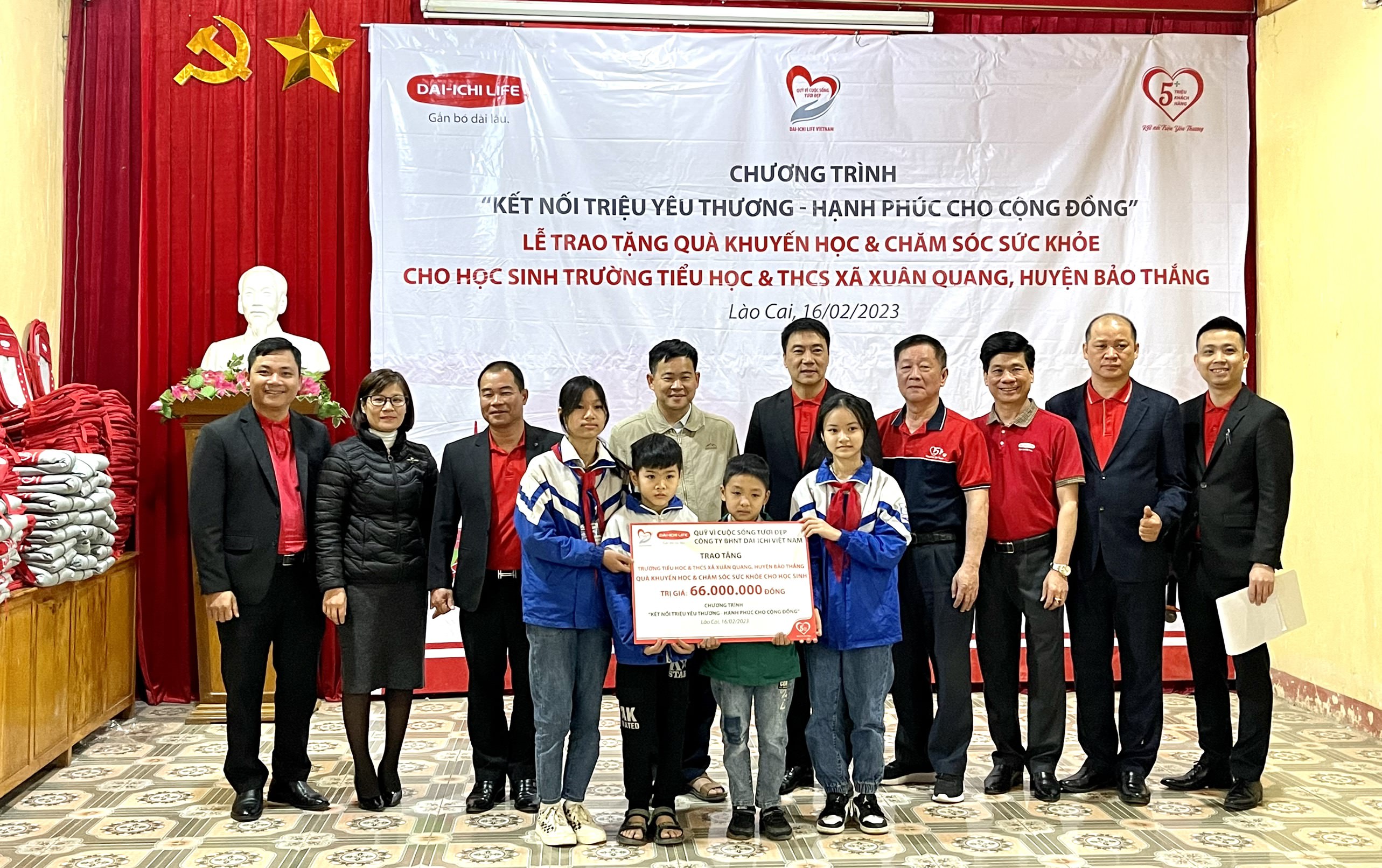 Dai-ichi Life Việt Nam tặng áo ấm và quà khuyến học cho trẻ em vùng cao tỉnh Lào Cai...