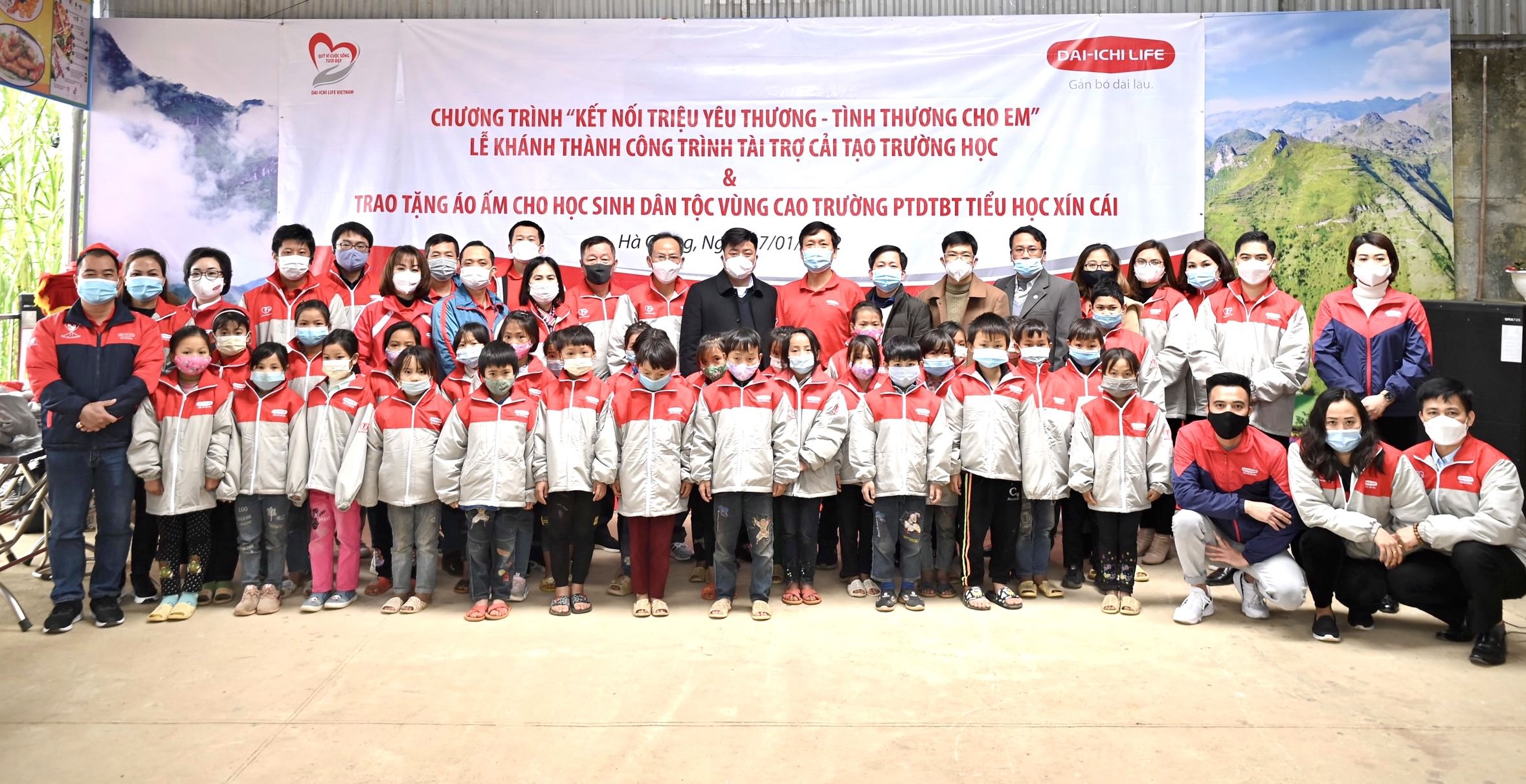 Dai-ichi Life Việt Nam hỗ trợ 500 triệu đồng cho trẻ em vùng cao tại huyện Mèo Vạc, Hà Giang...