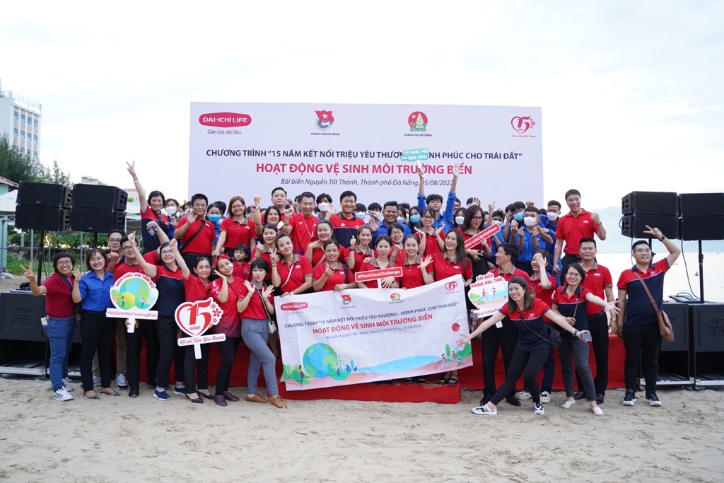 Dai-ichi Life Việt Nam triển khai các hoạt động hỗ trợ giáo dục và vệ sinh môi trường biển tại TP. Đà Nẵng