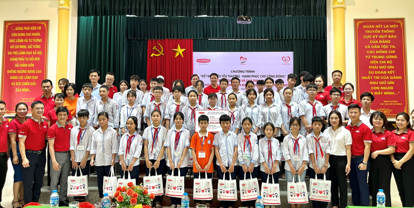 Dai-ichi Life Việt Nam trao tặng học bổng và quà dinh dưỡng cho học sinh có hoàn cảnh khó khăn tại huyện Phúc Thọ, Hà Nội...