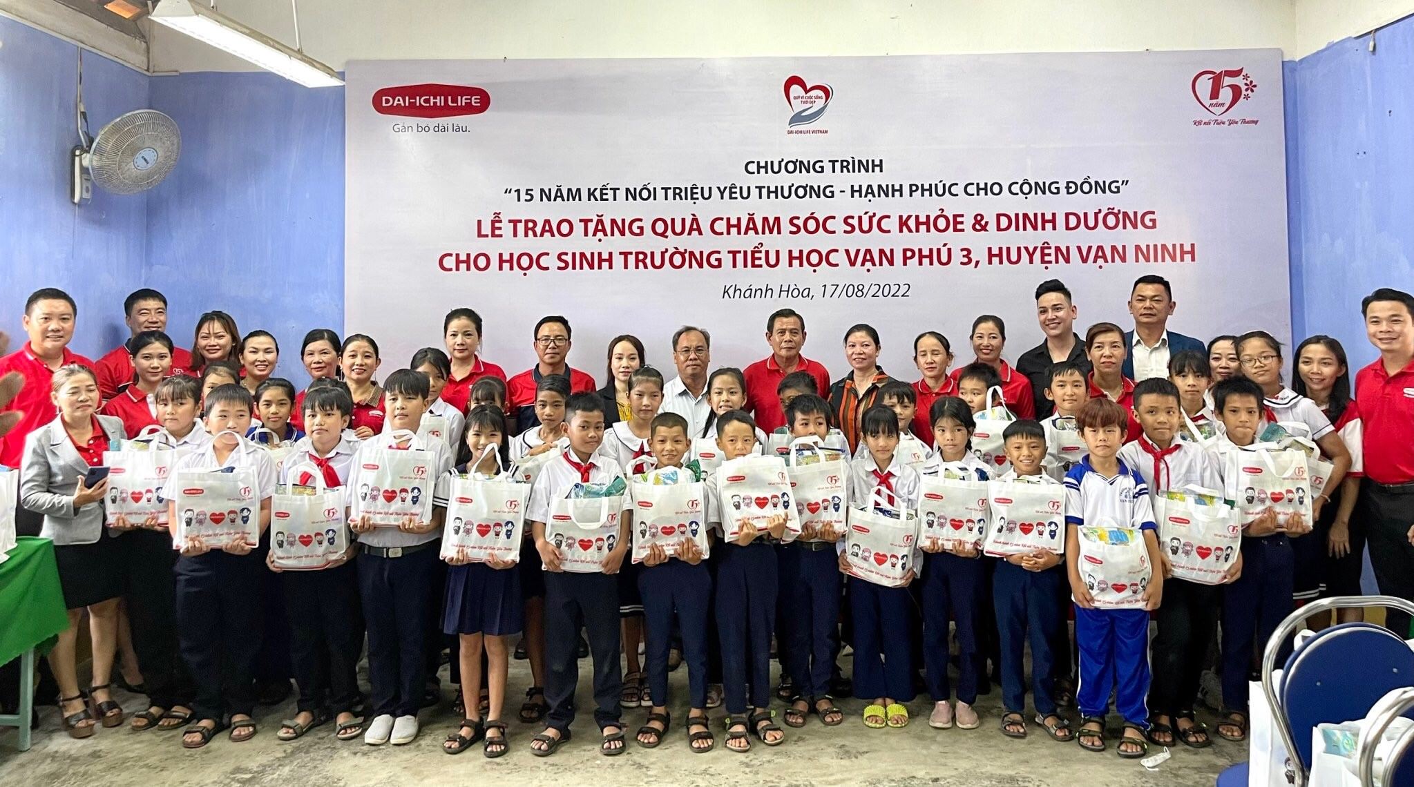 Dai-ichi Life Việt Nam tặng quà chăm sóc sức khỏe và dinh dưỡng cho học sinh tại tỉnh Khánh Hòa