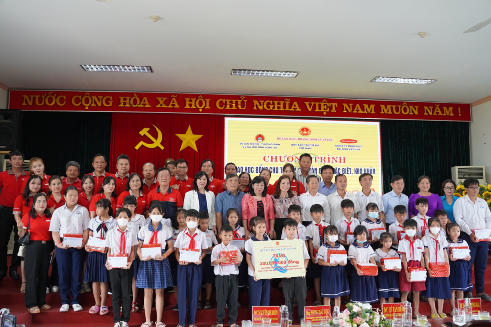 Dai-ichi Life Việt Nam trao tặng học bổng trị giá 200 triệu đồng cho học sinh có hoàn cảnh đặc biệt, khó khăn tại tỉnh Long An...