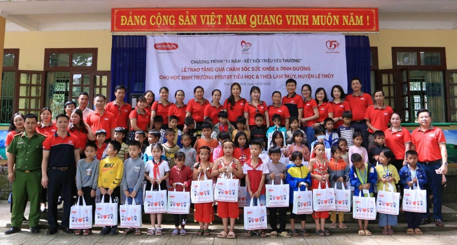 Dai-ichi Life Việt Nam tặng quà chăm sóc sức khỏe và dinh dưỡng cho học sinh tại tỉnh Quảng Bình...