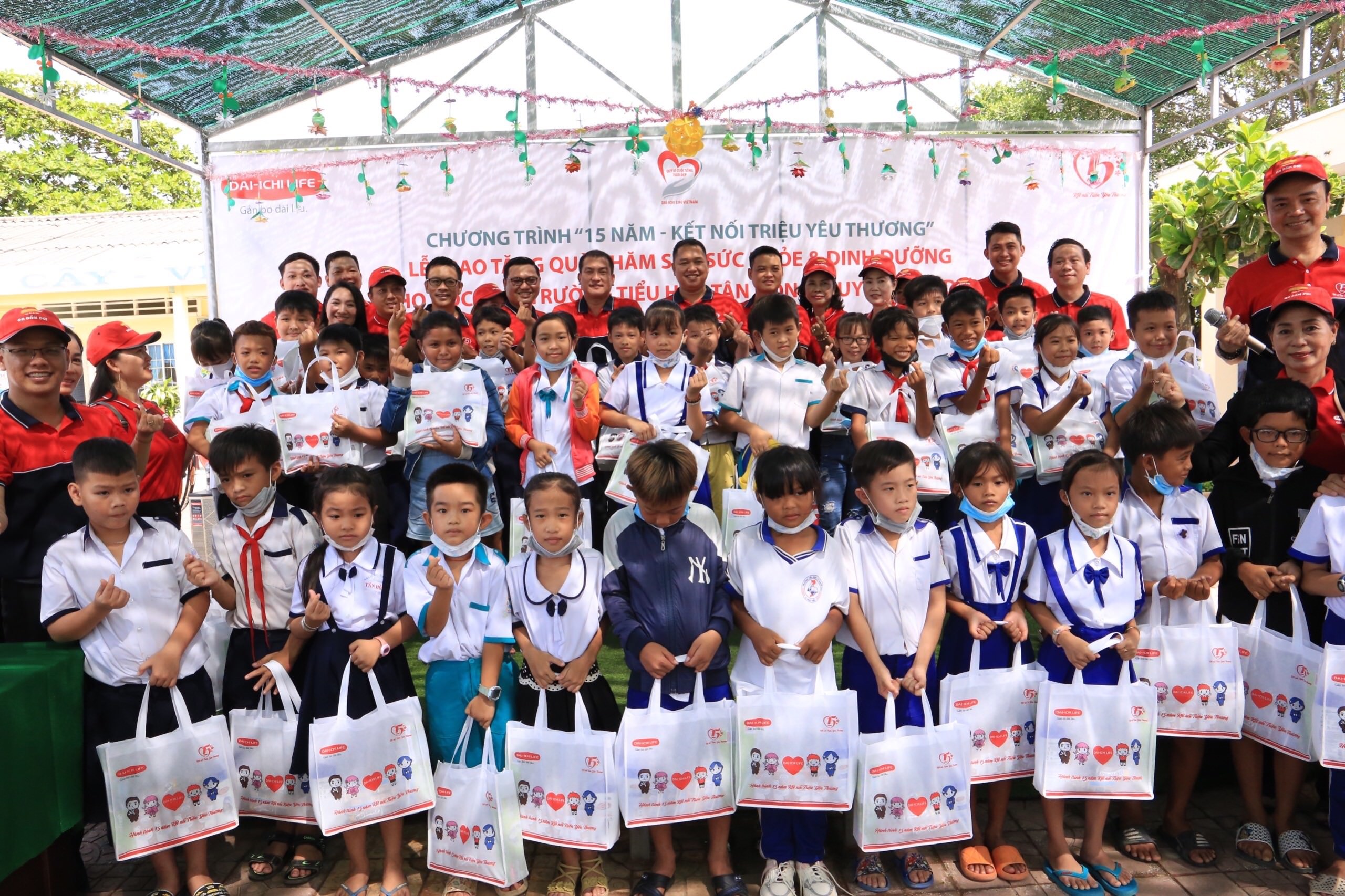 Dai-ichi Life Việt Nam tặng quà chăm sóc sức khỏe và dinh dưỡng cho trẻ em tại tỉnh Cà Mau...
