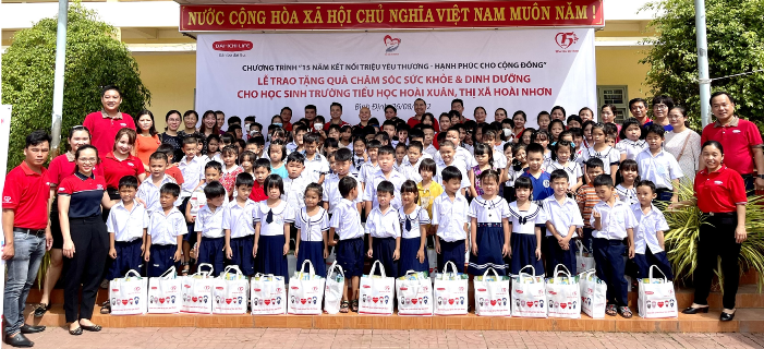 Dai-ichi Life Việt Nam tặng quà chăm sóc sức khỏe và dinh dưỡng cho học sinh tại tỉnh Bình Định...