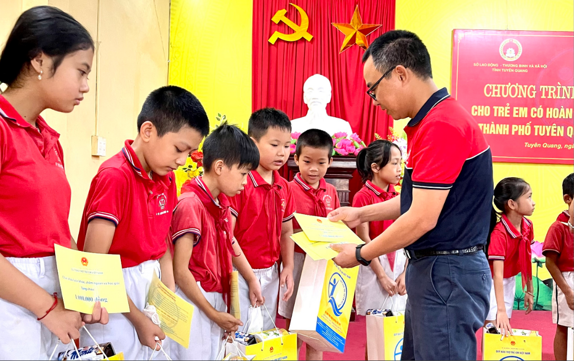 Dai-ichi Life Việt Nam trao 100 suất học bổng cho trẻ em có hoàn cảnh đặc biệt, khó khăn tại tỉnh Tuyên Quang