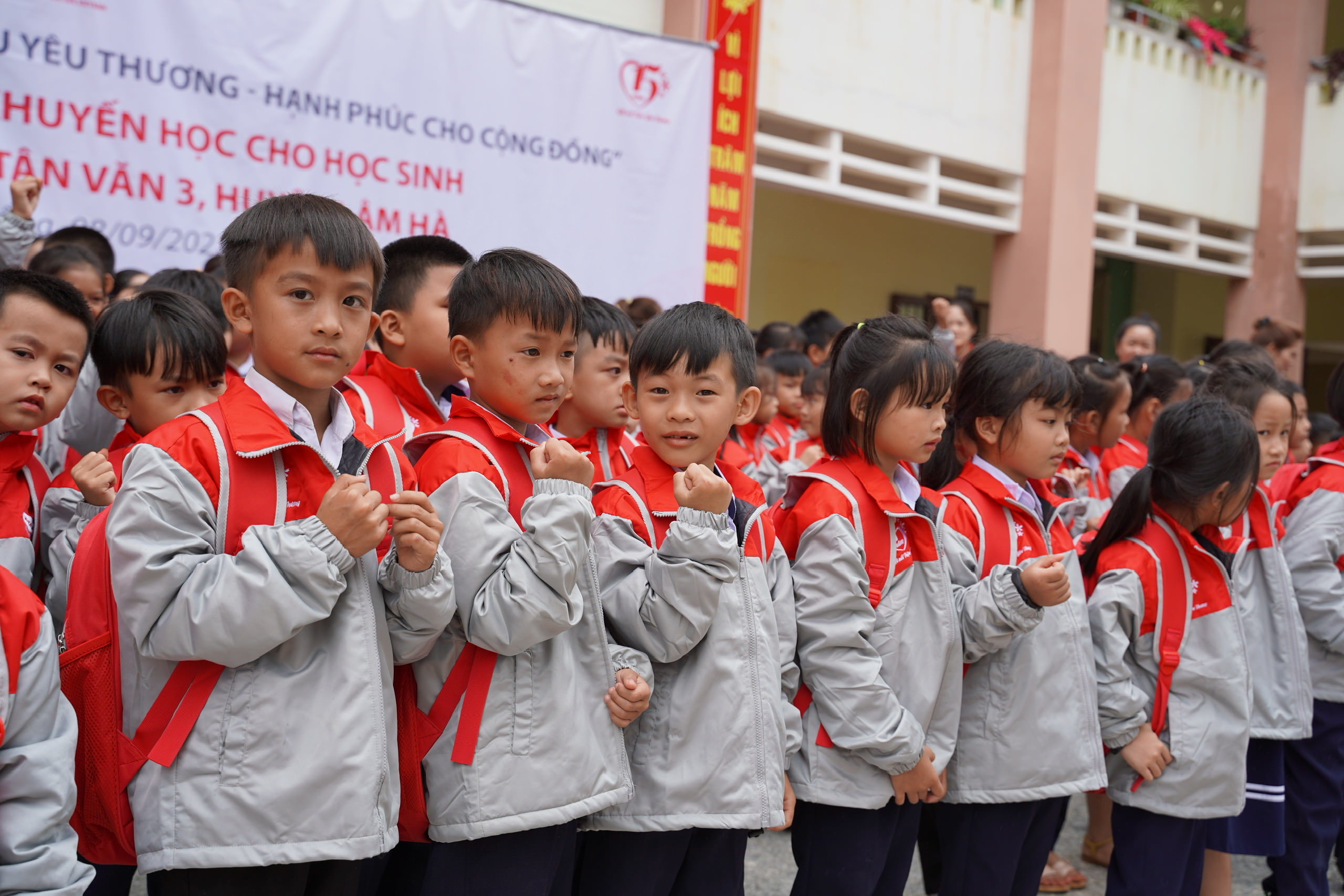 Dai-ichi Life Việt Nam tặng quà khuyến học cho học sinh có hoàn cảnh khó khăn tại tỉnh Lâm Đồng...
