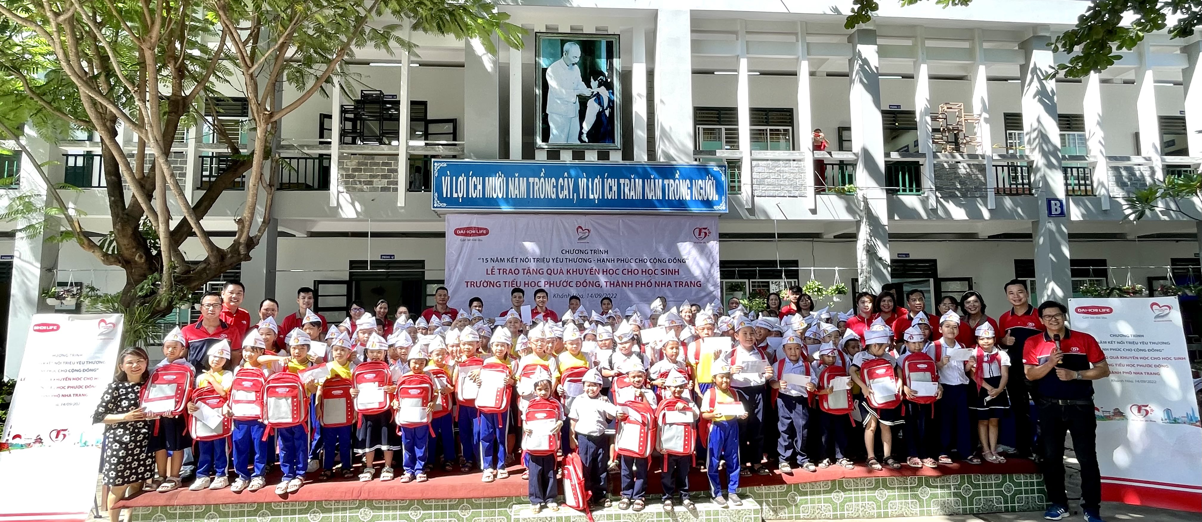 Dai-ichi Life Việt Nam tặng quà khuyến học cho học sinh có hoàn cảnh khó khăn tại tỉnh Khánh Hòa...
