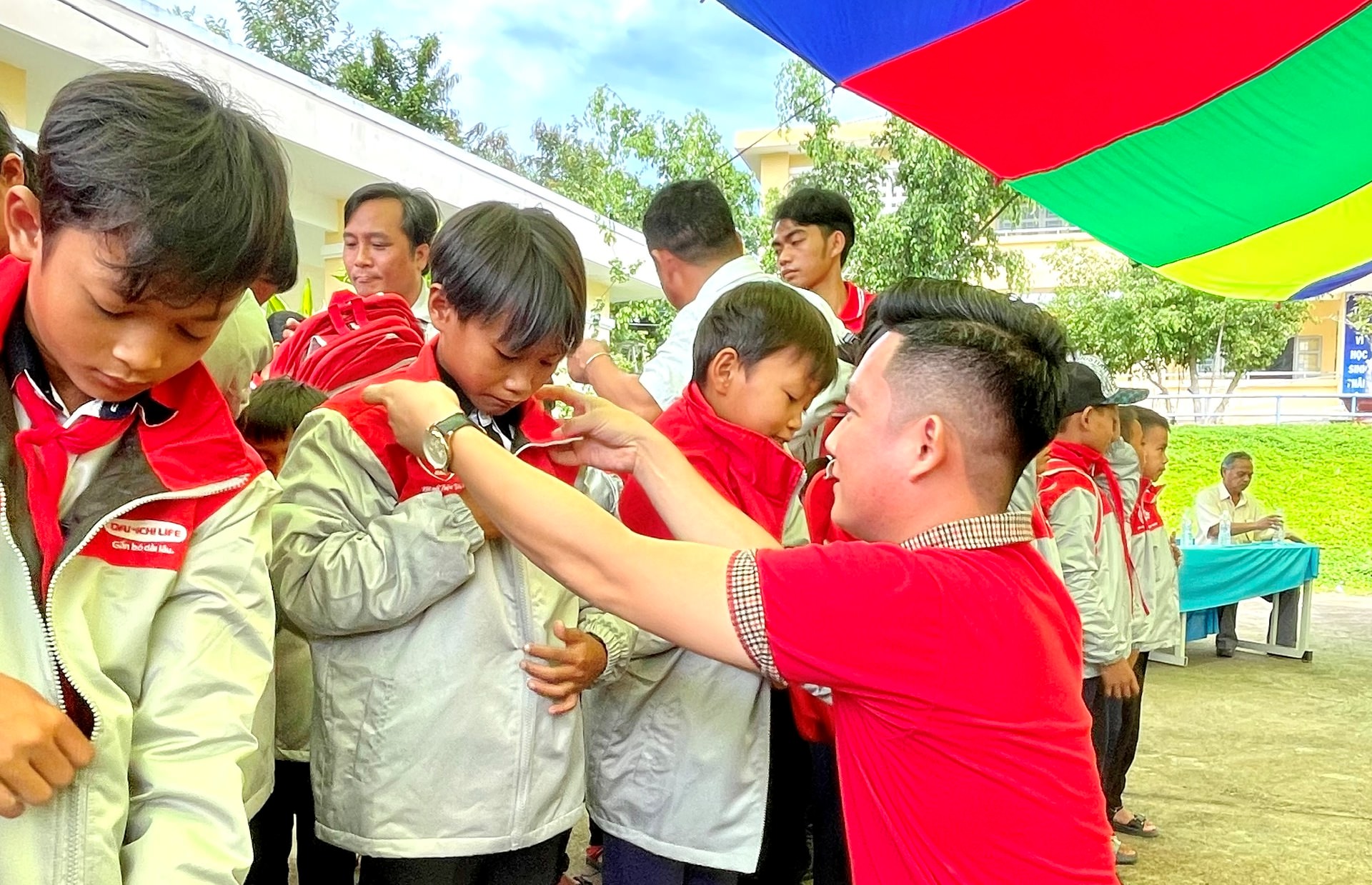 Dai-ichi Life Việt Nam tặng quà khuyến học cho học sinh có hoàn cảnh khó khăn tại tỉnh Phú Yên...