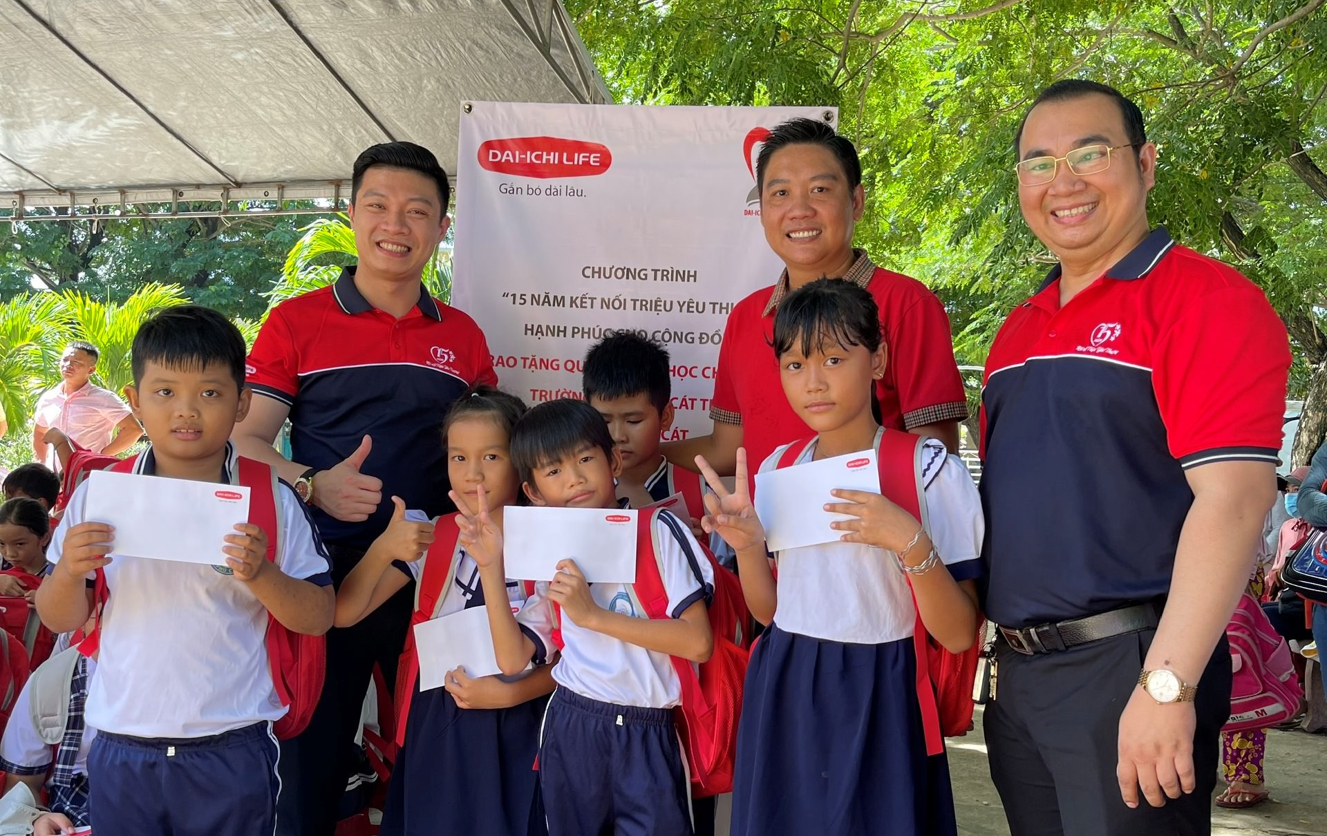 Dai-ichi Life Việt Nam tặng quà khuyến học cho học sinh có hoàn cảnh khó khăn tại Bình Định và Đắk Lắk...
