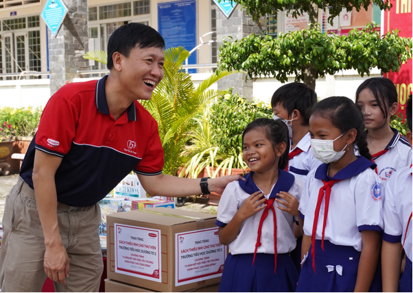 Dai-ichi Life Việt Nam tặng quà khuyến học và chăm sóc sức khỏe cho trẻ em có hoàn cảnh khó khăn tại Kiên Giang...