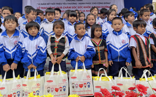 Dai-ichi Life Việt Nam tặng quà cho học sinh có hoàn cảnh khó khăn tại tỉnh Gia Lai
