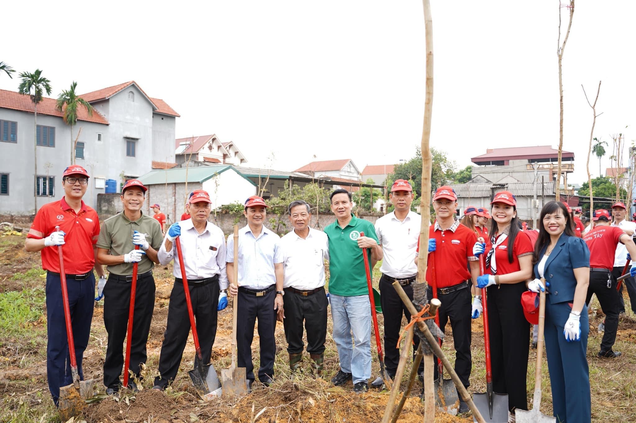 Đại diện Ban Giám đốc Dai-ichi Life Việt Nam, đại diện UBND xã Cổ Đô và GreenViet bên cây xanh vừa trồng trong chương trình