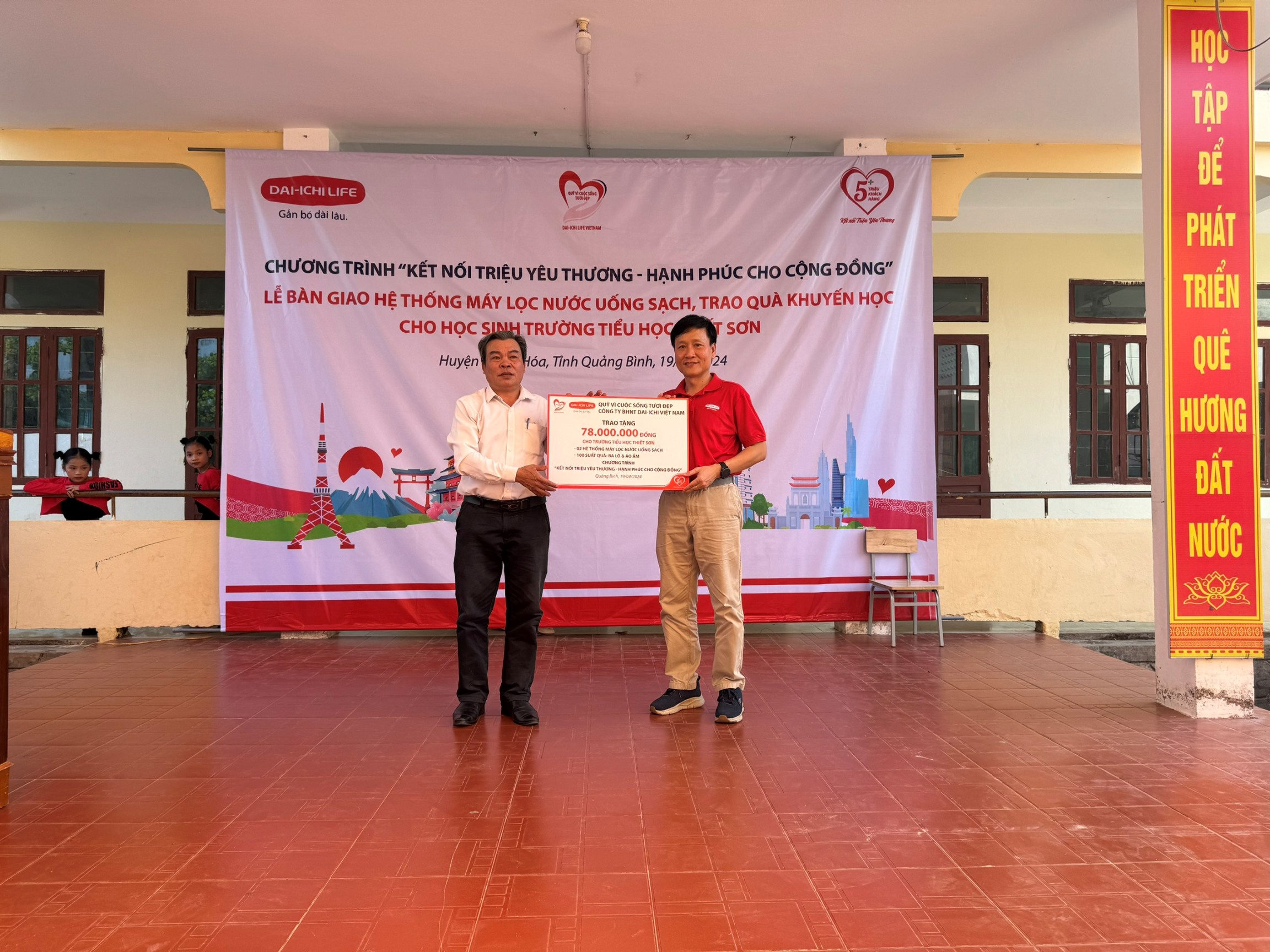 Ông Trần Đình Quân - Chủ tịch Hội đồng Thành viên Dai-ichi Life Việt Nam kiêm Chủ tịch Quỹ Vì cuộc sống tươi đẹp trao biểu trưng 2 hệ thống máy lọc uống sạch và 100 quà khuyến học với tổng trị giá gần 78 triệu đồng cho thầy Nguyễn Xuân Quy - Hiệu trưởng trường Tiểu học Thiết Sơn, Thôn 2 Thiết Sơn, xã Thạch Hóa, huyện Tuyên Hóa, tỉnh Quảng Bình. Ông Trần Đình Quân - Chủ tịch Hội đồng Thành viên Dai-ichi Life Việt Nam kiêm Chủ tịch Quỹ Vì cuộc sống tươi đẹp trao biểu trưng 2 hệ thống máy lọc uống sạch và 100 quà khuyến học với tổng trị giá gần 78 triệu đồng cho thầy Nguyễn Xuân Quy - Hiệu trưởng trường Tiểu học Thiết Sơn, Thôn 2 Thiết Sơn, xã Thạch Hóa, huyện Tuyên Hóa, tỉnh Quảng Bình.