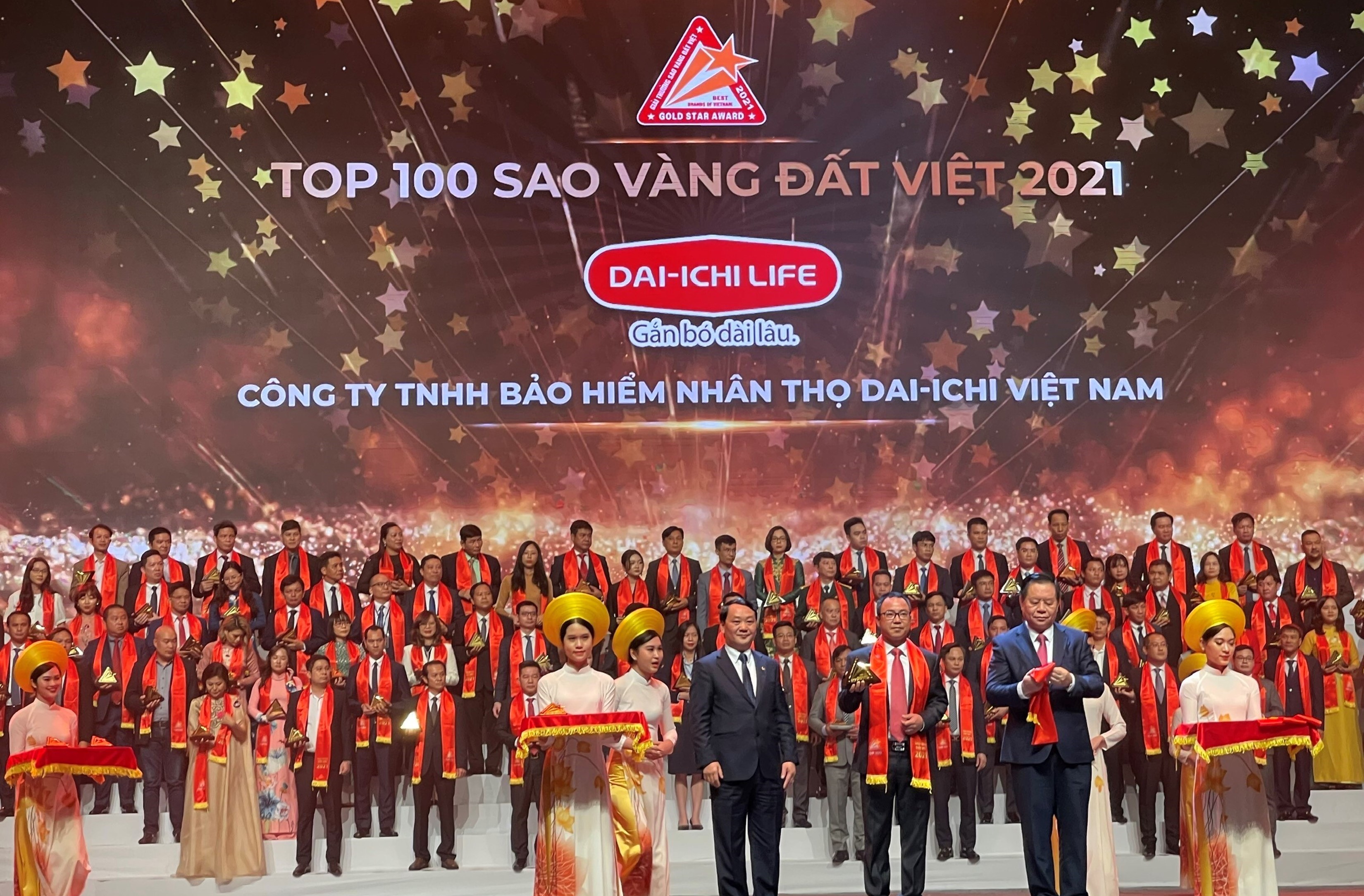 Ông Trần Thanh Tú - Phó Tổng Giám đốc Pháp lý, Pháp chế và Đối ngoại Dai-ichi Life Việt Nam nhận giải thưởng "Sao Vàng đất Việt năm 2021"