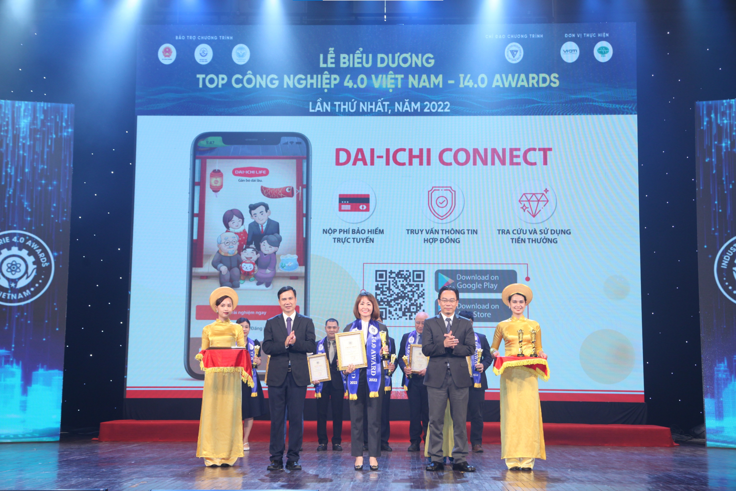 Bà Trần Thị Lan, Giám đốc Kinh doanh Khu Hà Nội - Dai-ichi Life Việt Nam, nhận Giải thưởng "Top Doanh nghiệp Công nghiệp 4.0 Việt Nam"