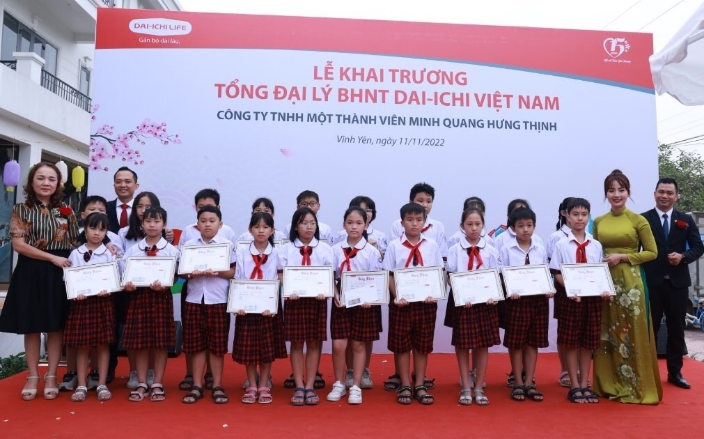 Dai-ichi Life Việt Nam đã trao 20 suất học bổng trị giá 10 triệu đồng cho học sinh vượt khó học giỏi trên địa bàn thành phố Vĩnh Yên.