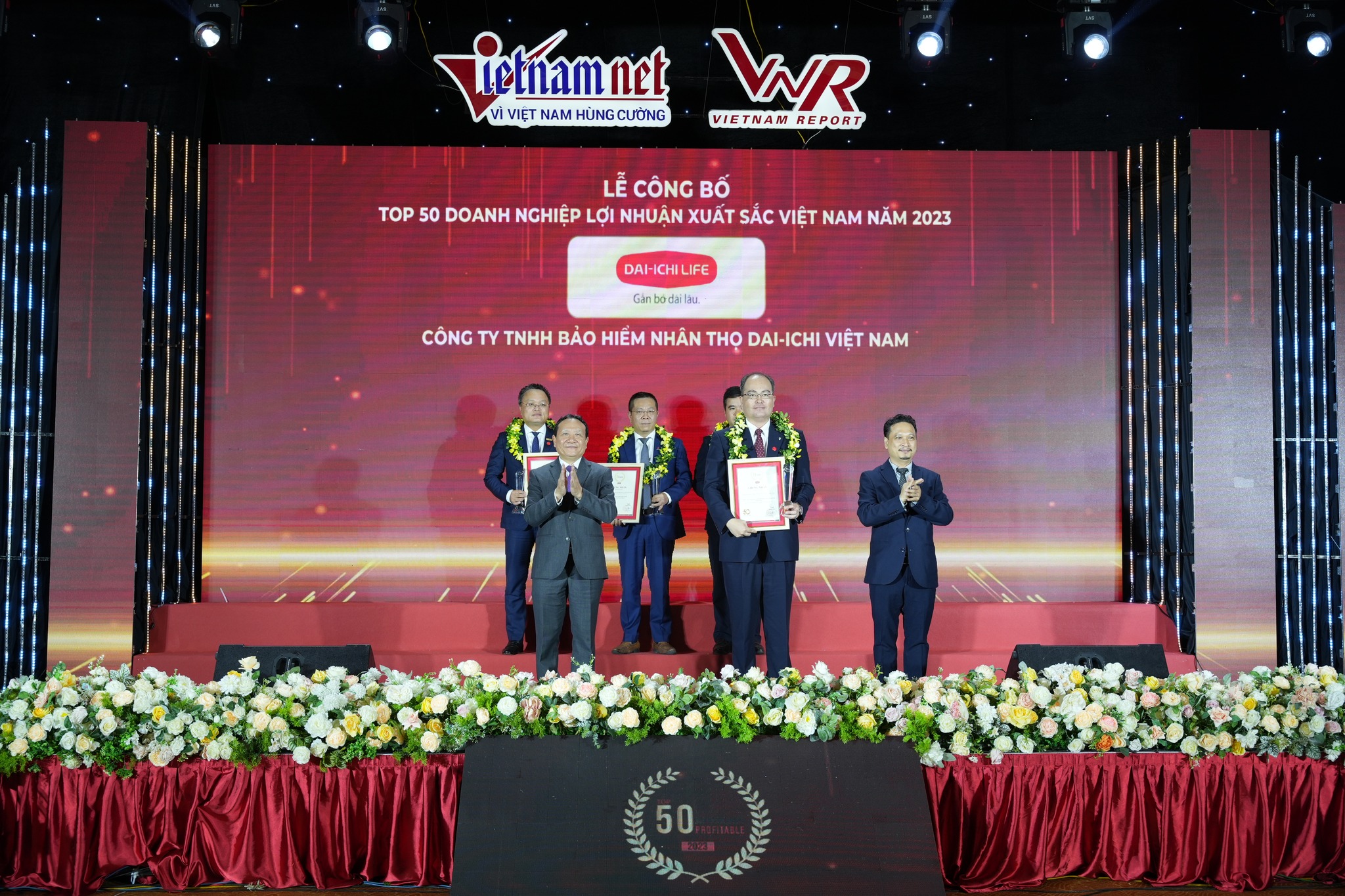 Ông Seigo Fujimaru - Phó Tổng Giám đốc Điều hành kiêm Phó Tổng Giám đốc Hành chính Tổng hợp Dai-ichi Life Việt Nam nhận giải thưởng “Top 50 Doanh nghiệp Lợi nhuận xuất sắc Việt Nam” (Top 50 Vietnam Best Profitable Companies)